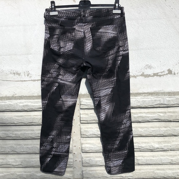 Elie Tahari Printed Ramona Jeans - Picture 9 of 12